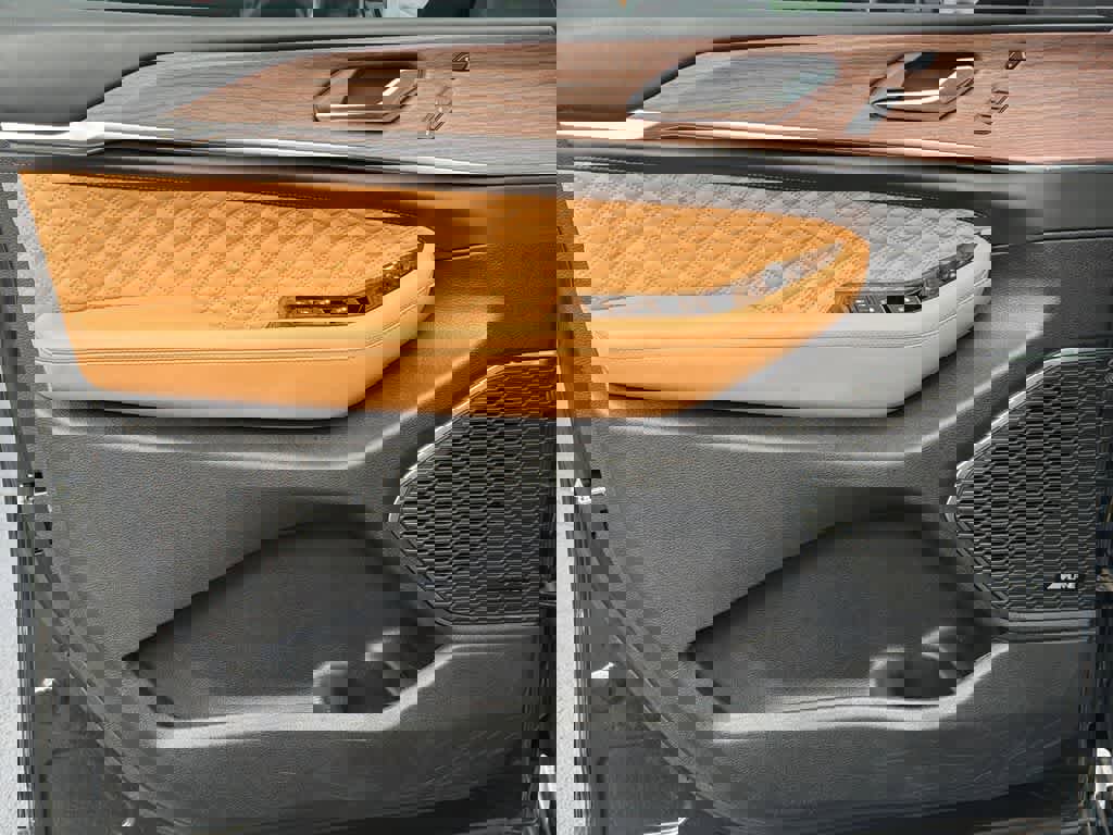 Used 2023 Jeep Grand Cherokee Summit w/ Luxury Tech Group V image 11