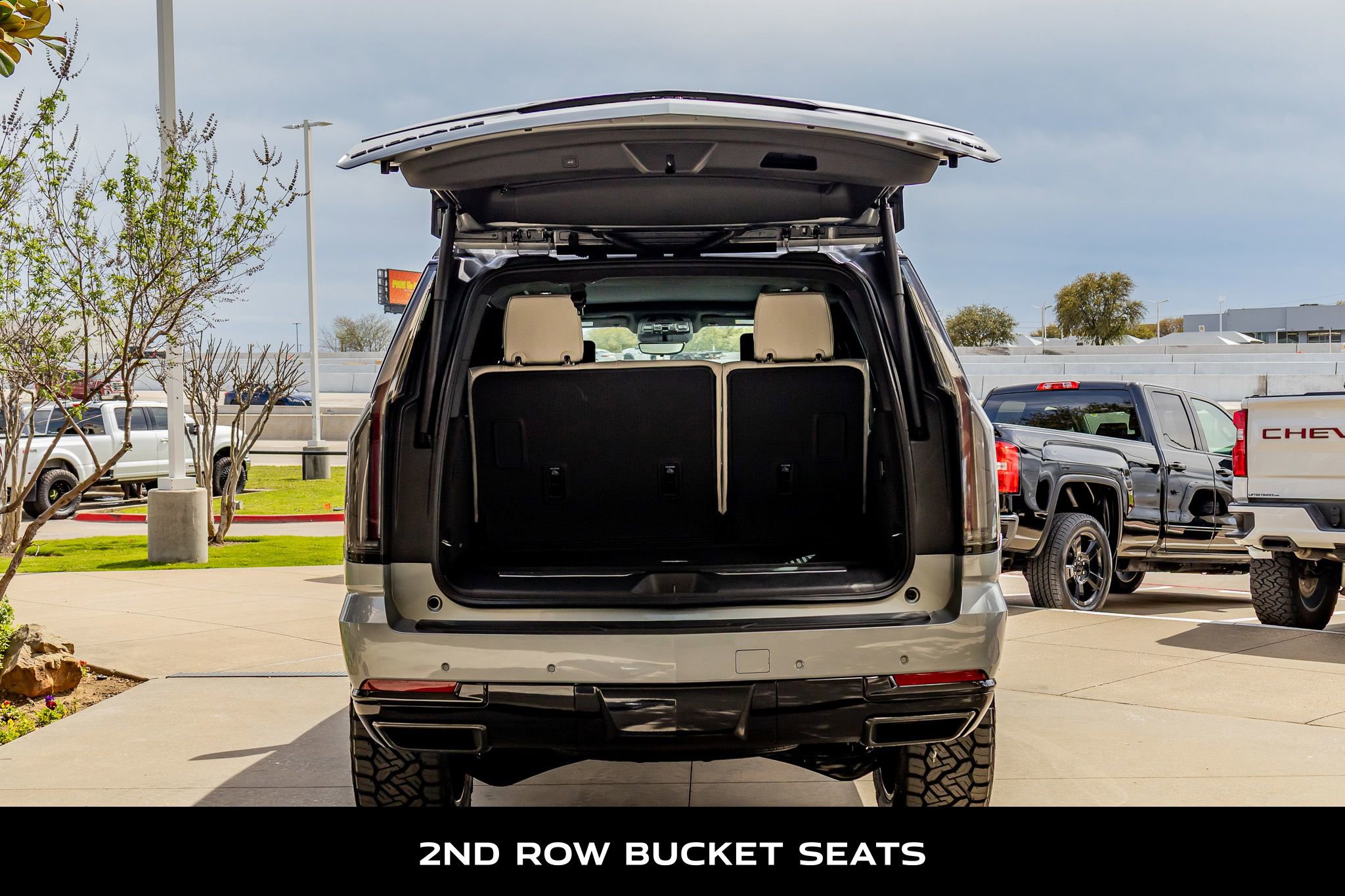 Used 2026 Cadillac Escalade Platinum Sport w/ LPO, ONYX Package image 9