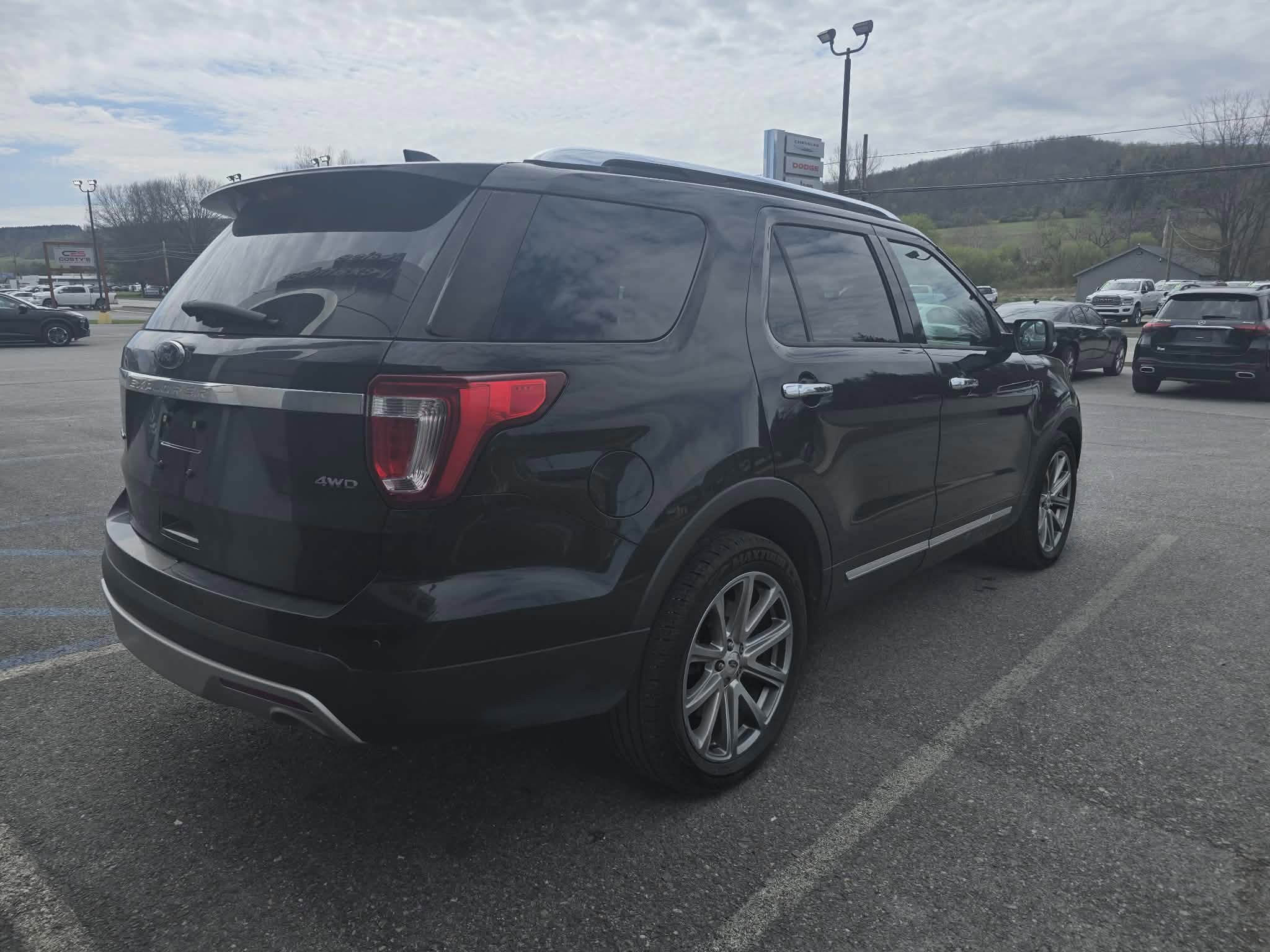 Used 2017 Ford Explorer Limited image 3