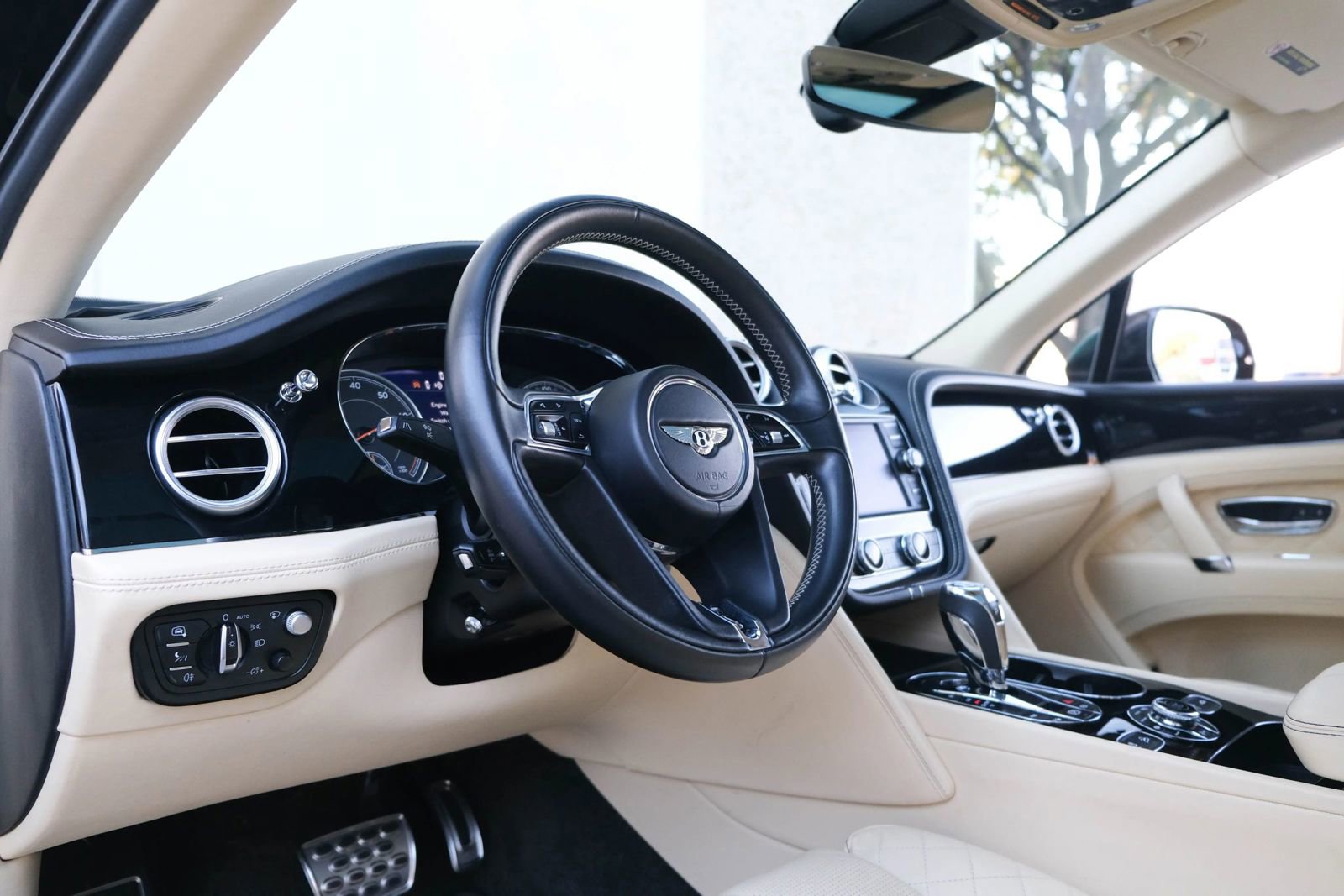 Used 2018 Bentley Bentayga image 19