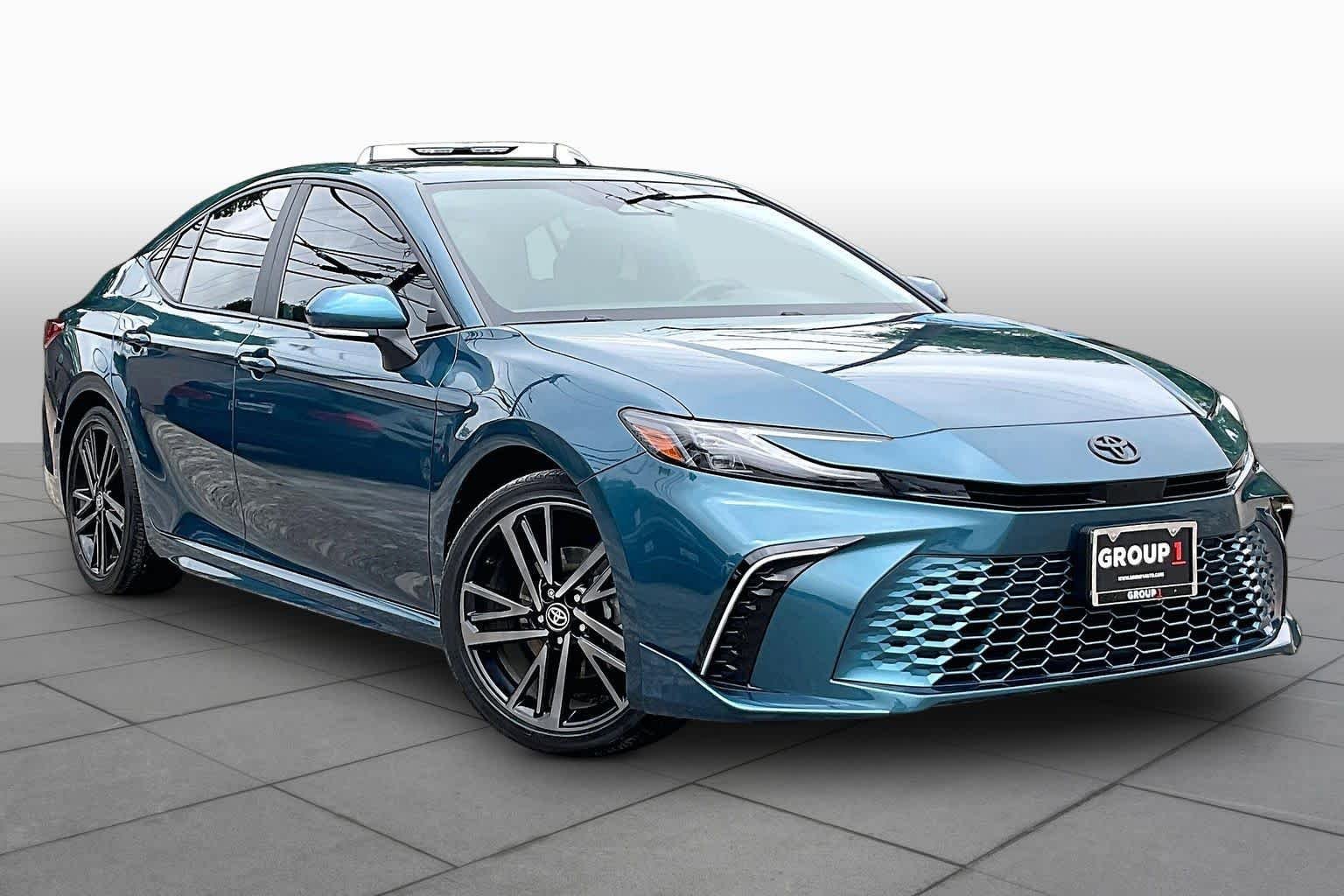 Used 2025 Toyota Camry XSE FWD image 3