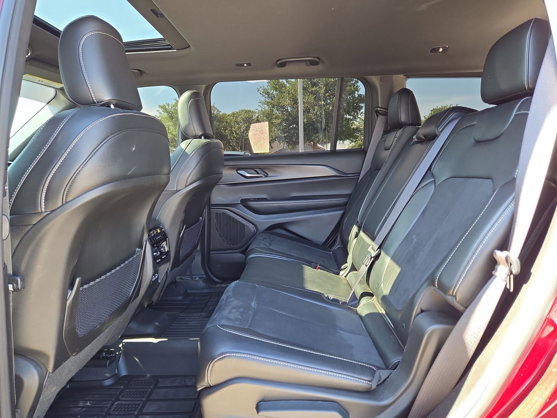 Used 2024 Jeep Grand Cherokee L Altitude AWD/4WD image 13