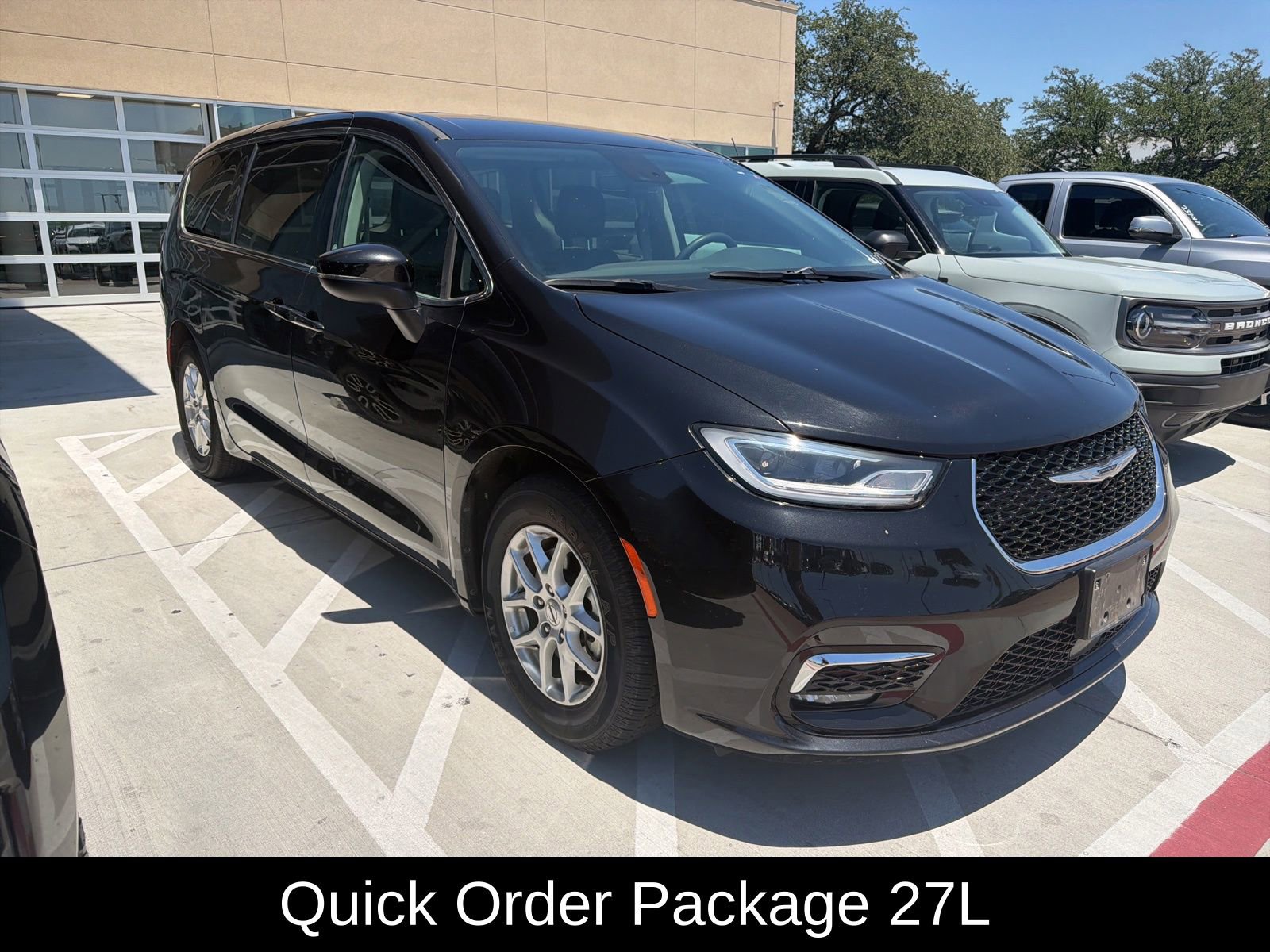 Used 2023 Chrysler Pacifica Touring-L FWD image 3