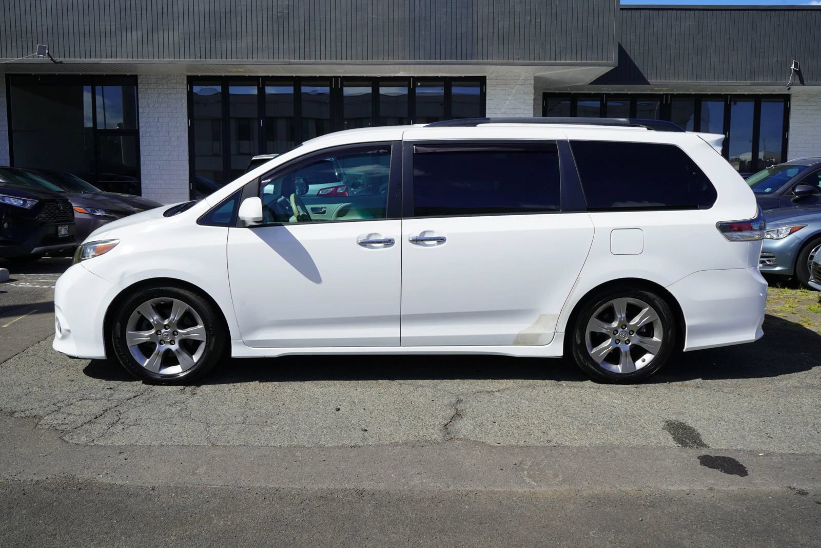 Used 2014 Toyota Sienna SE FWD image 2