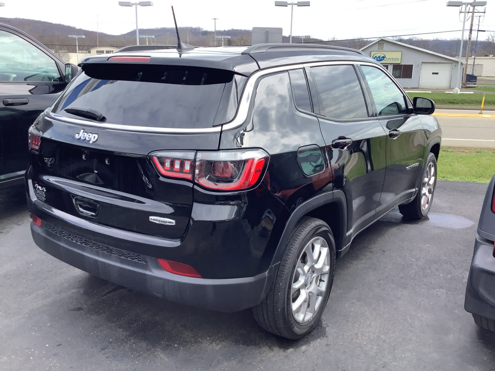Used 2024 Jeep Compass Latitude image 2