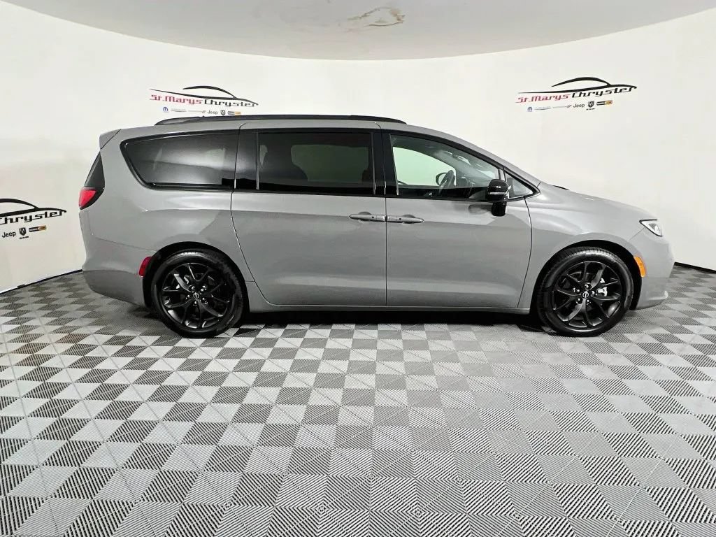Used 2025 Chrysler Pacifica Limited w/ Trailer Tow Group FWD image 9