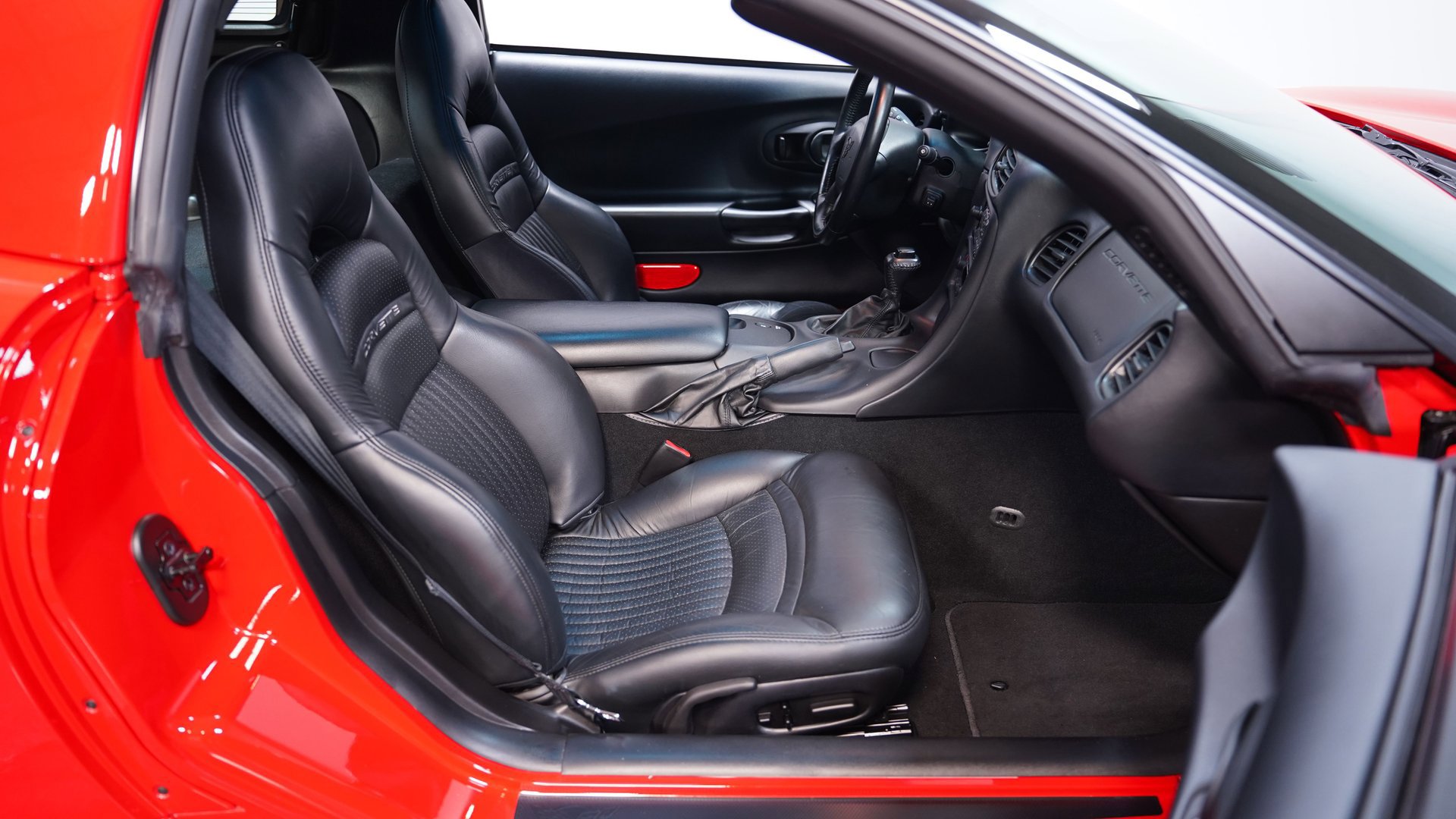 Used 2000 Chevrolet Corvette Coupe w/ Memory Pkg image 40