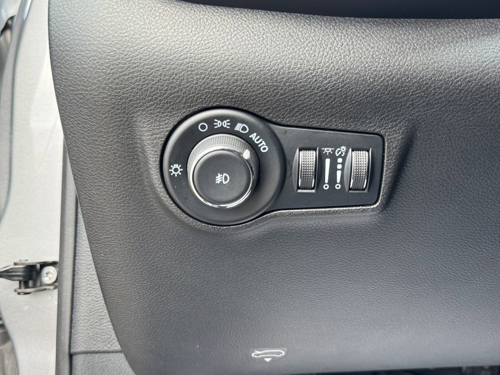 Used 2024 Jeep Compass Latitude image 31