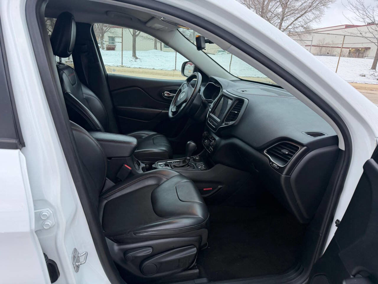 Used 2020 Jeep Cherokee Trailhawk AWD/4WD image 9