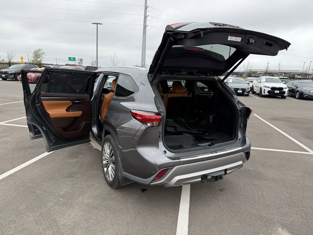 Used 2021 Toyota Highlander Platinum image 25