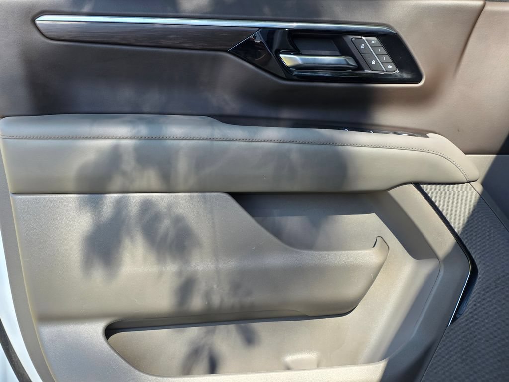 Used 2025 Chevrolet Tahoe LT AWD/4WD image 17