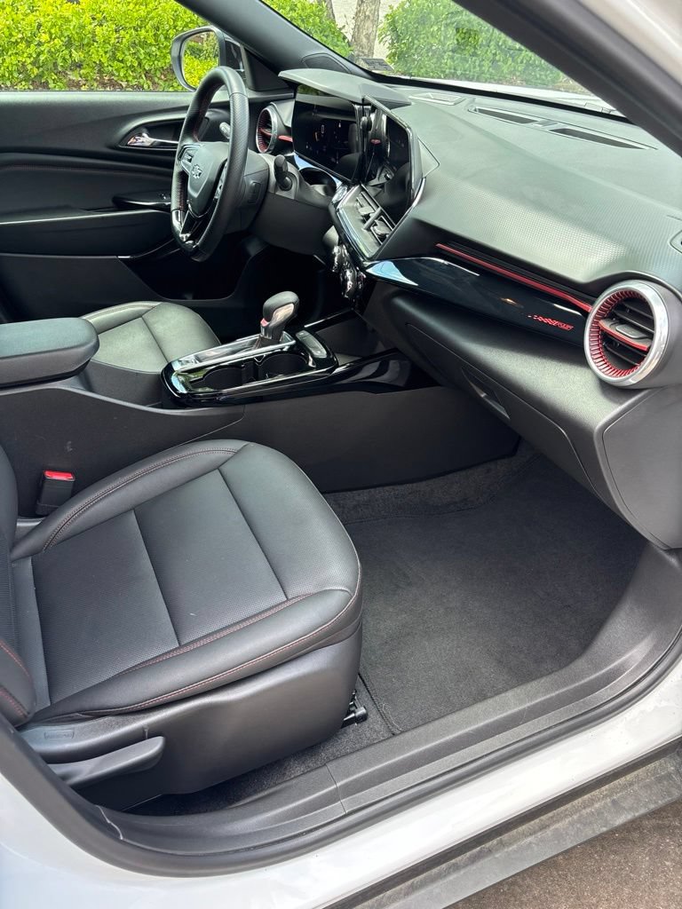 Used 2025 Chevrolet Trax RS FWD image 28