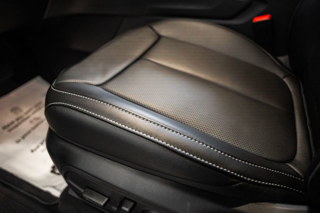 New 2025 Jeep Grand Cherokee L Limited w/ Luxury Tech Group II image 37