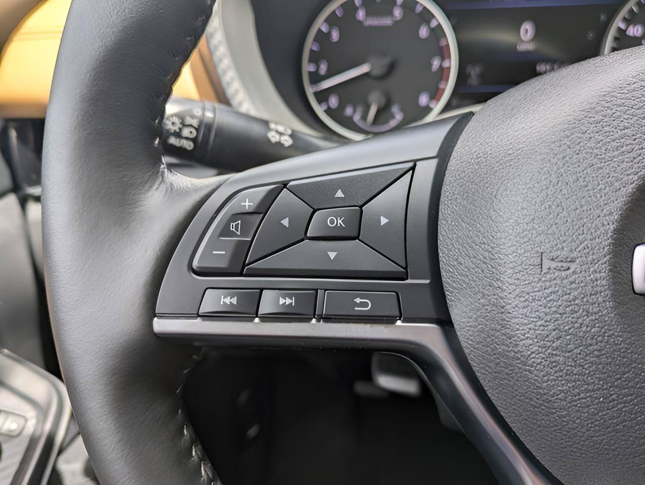 Used 2025 Nissan Sentra SV w/ SV Premium Package FWD image 15