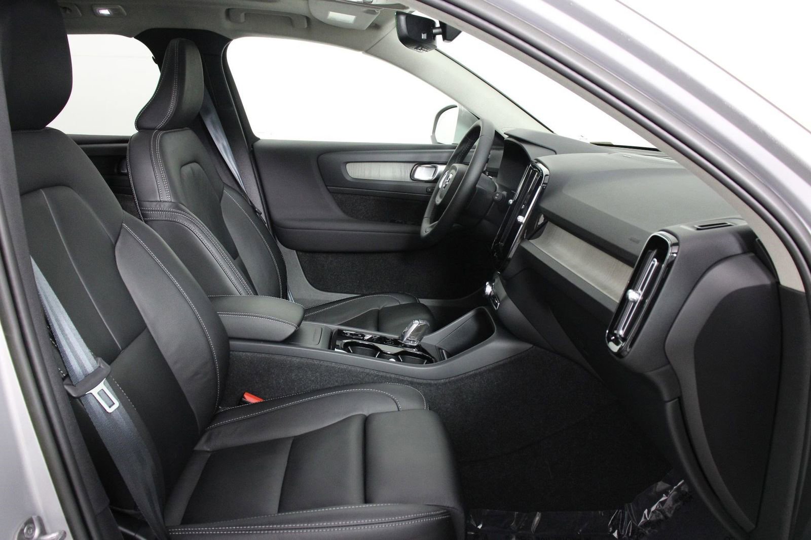 Certified 2023 Volvo XC40 B5 Ultimate w/ Protection Package Premier AWD/4WD image 29