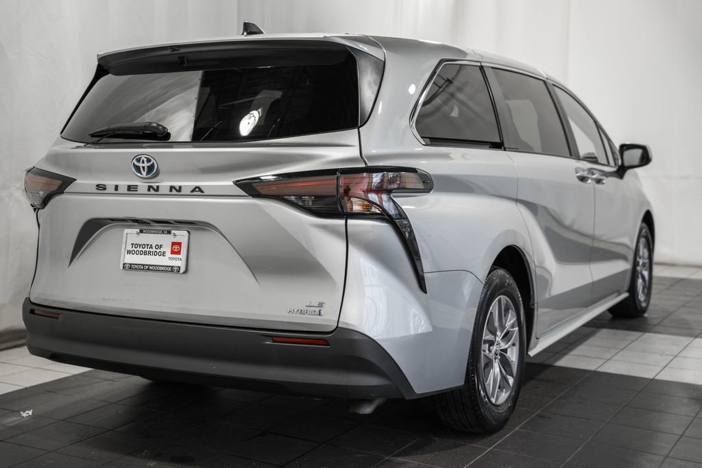 Used 2023 Toyota Sienna LE image 4