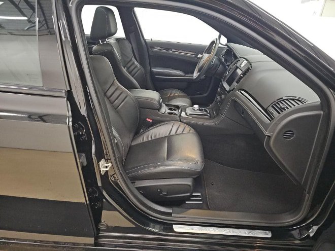 Used 2023 Chrysler 300 C RWD image 8