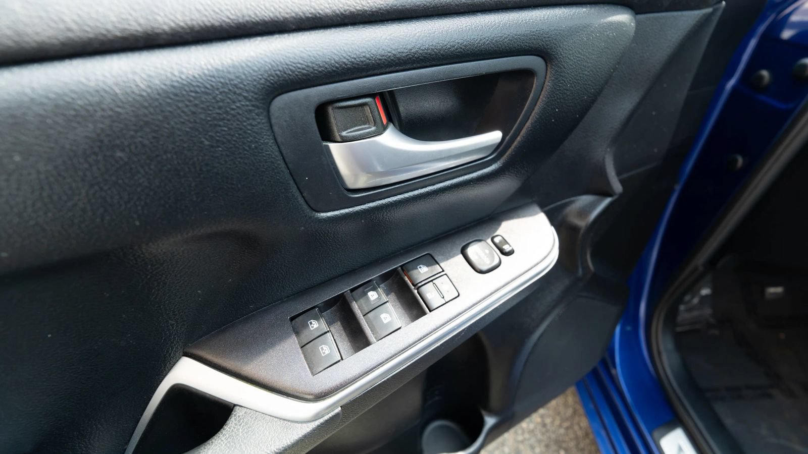 Used 2016 Toyota Camry SE FWD image 30
