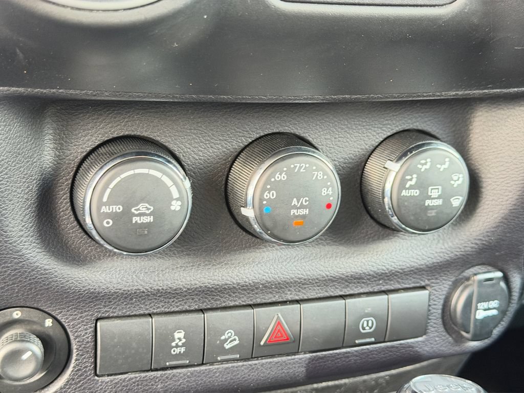 Used 2014 Jeep Wrangler Unlimited Rubicon w/ Connectivity Group AWD/4WD image 22