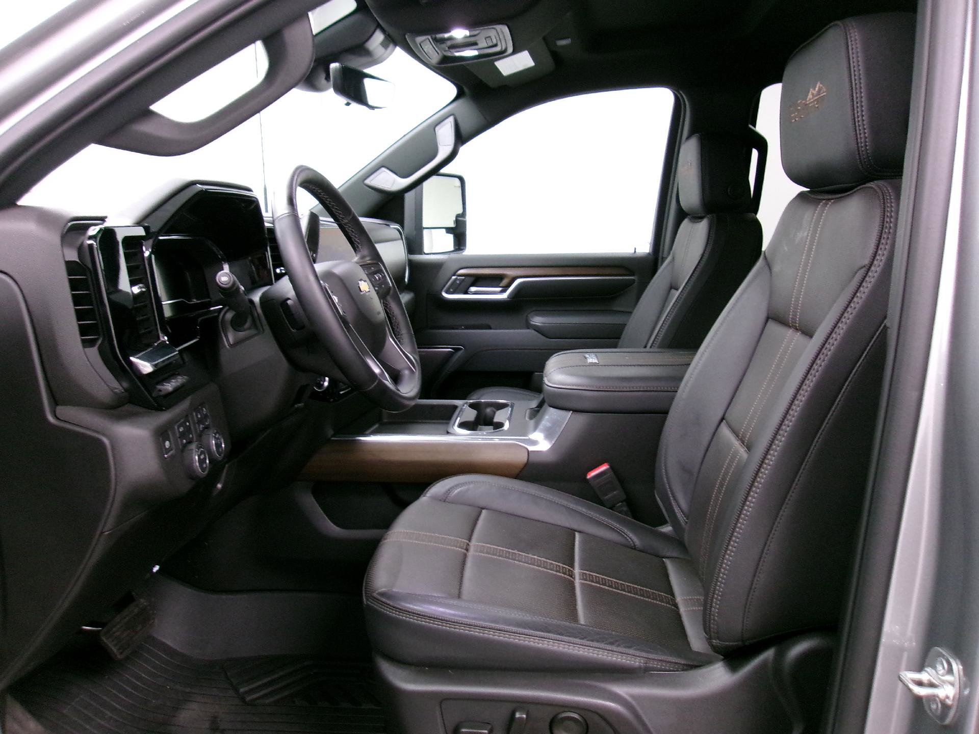 Used 2025 Chevrolet Silverado 2500 High Country w/ Technology Package image 8