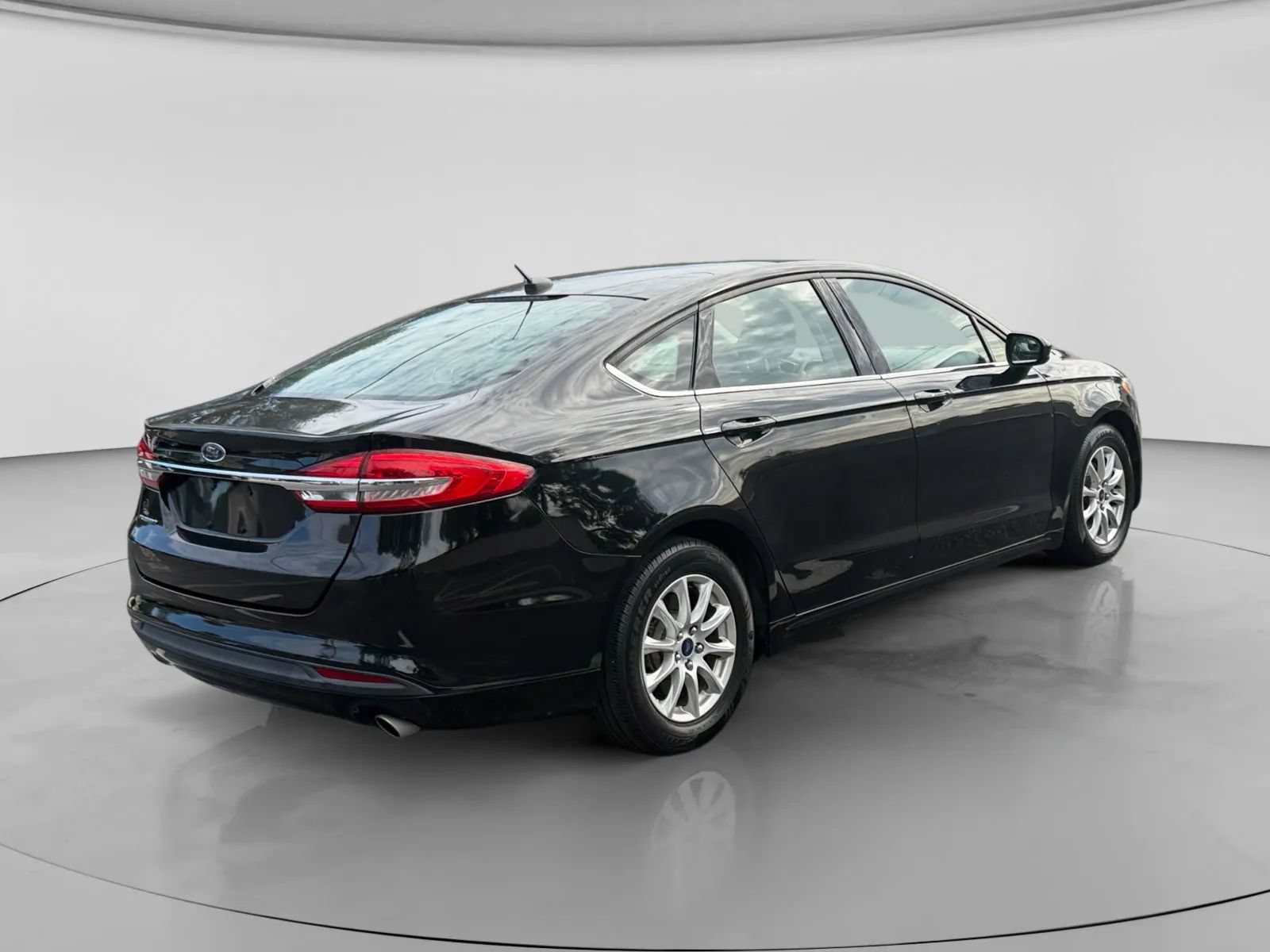 Used 2017 Ford Fusion S FWD image 5