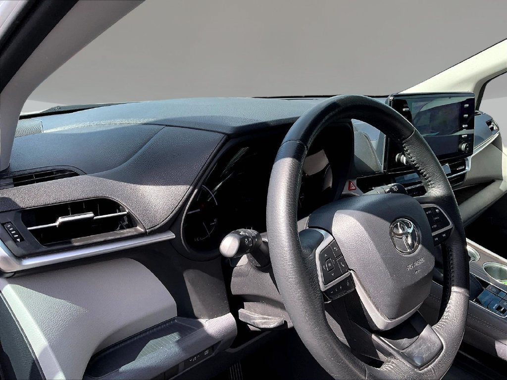 Used 2022 Toyota Sienna XLE FWD image 16