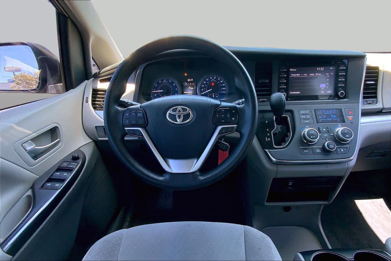 Used 2018 Toyota Sienna LE w/ Carpet Mat Package FWD image 5