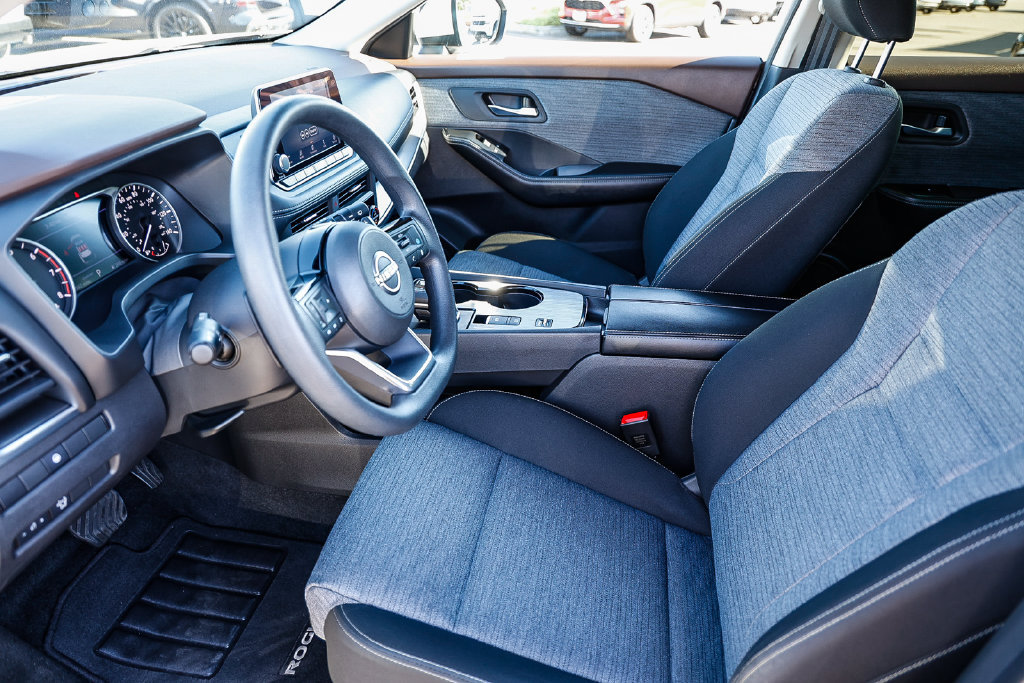 Used 2023 Nissan Rogue SV FWD image 34