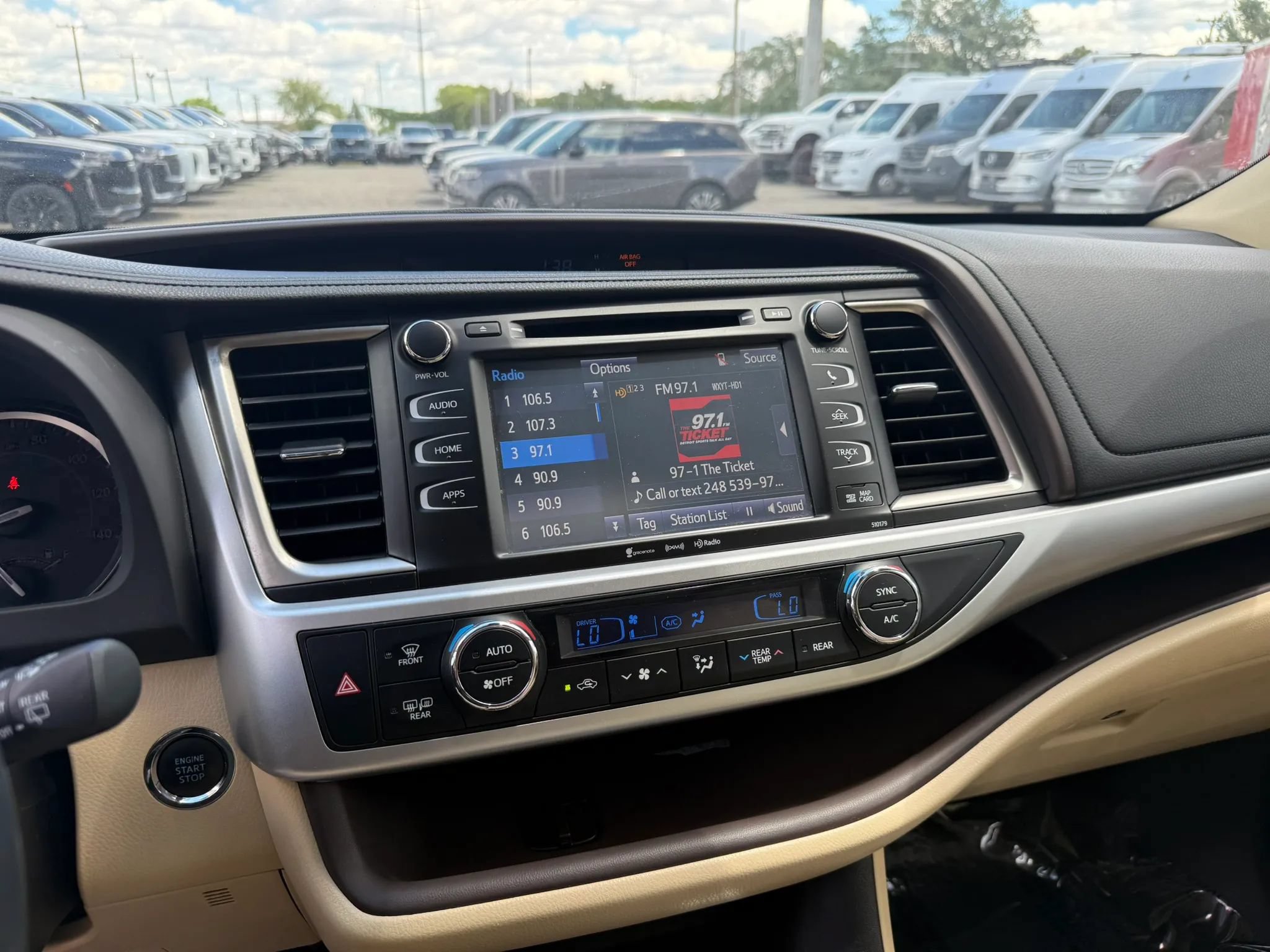 Used 2017 Toyota Highlander XLE w/ Carpet Mat Package AWD/4WD image 21