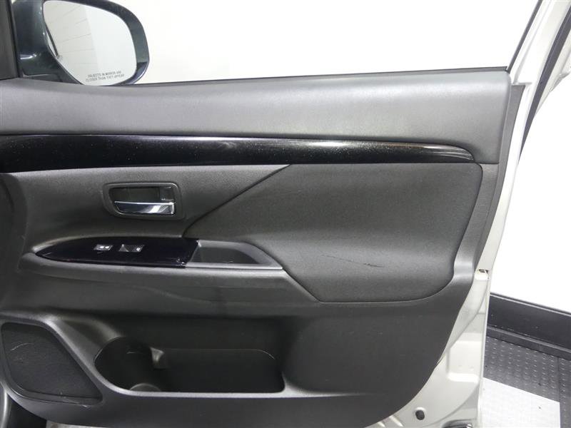 Used 2020 Mitsubishi Outlander SE image 18