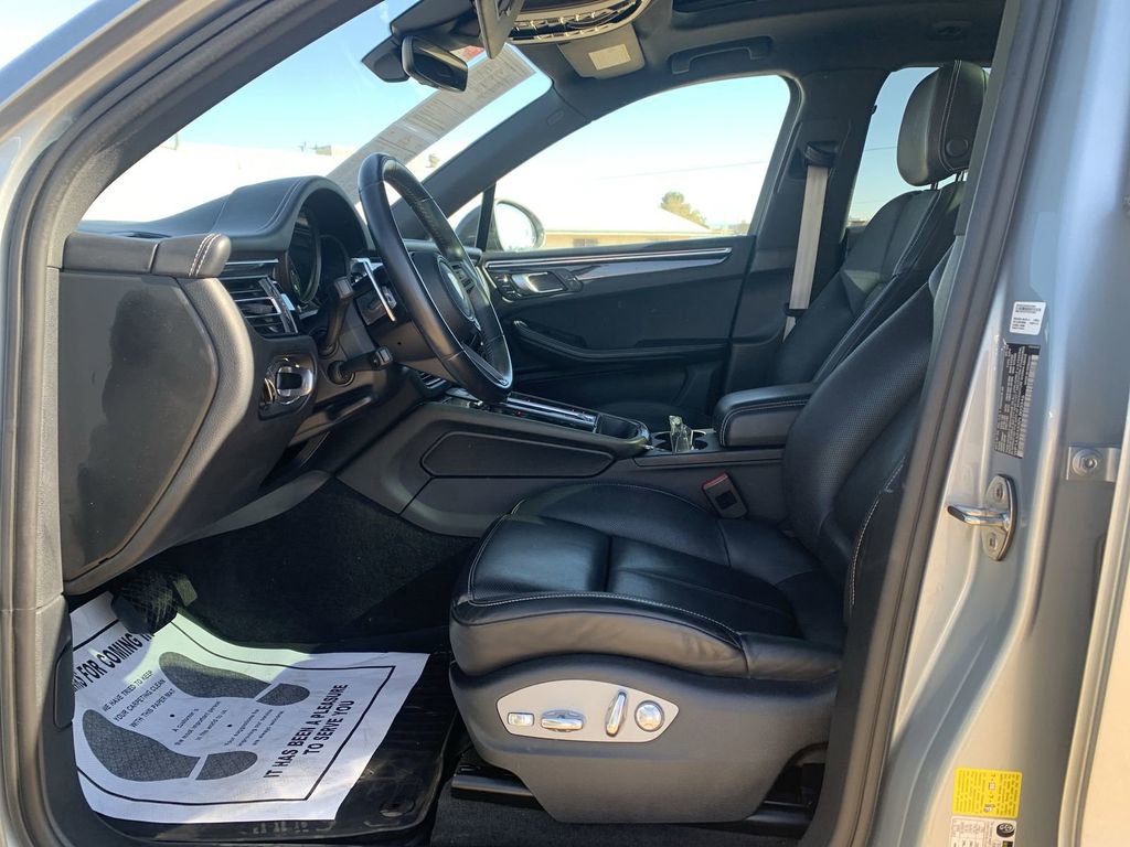 Used 2023 Porsche Macan Base image 17