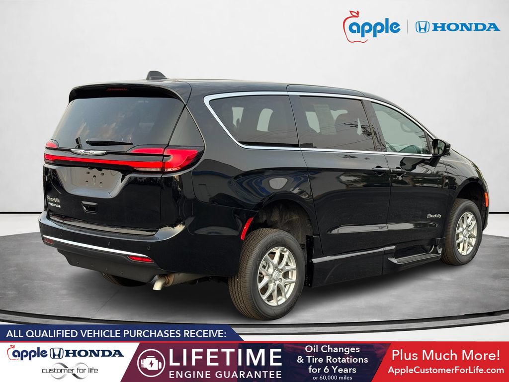 Used 2026 Chrysler Pacifica Select FWD image 3