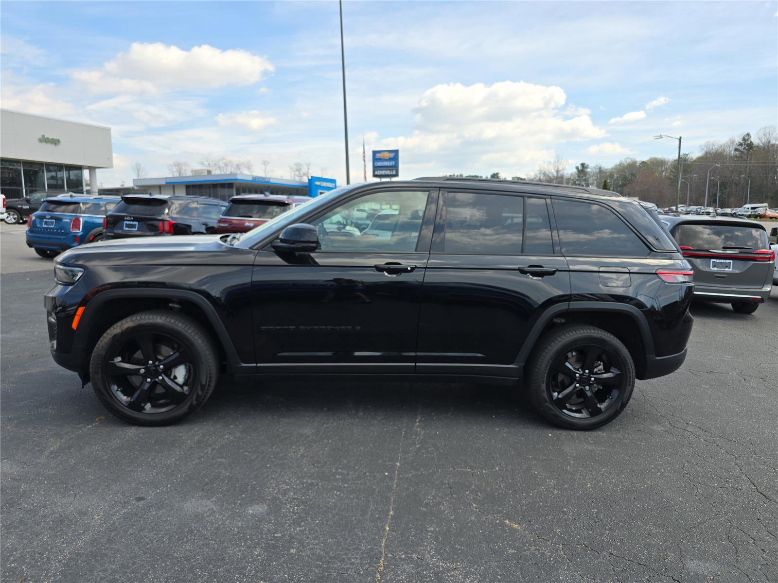 Used 2024 Jeep Grand Cherokee Limited w/ Black Appearance Package image 7