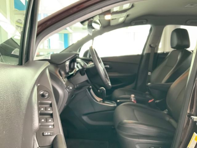 Used 2022 Chevrolet Trax LT w/ LT Convenience Package image 15
