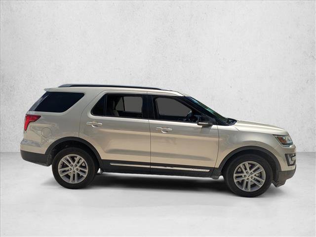 Used 2017 Ford Explorer XLT w/ Equipment Group 201A FWD image 4