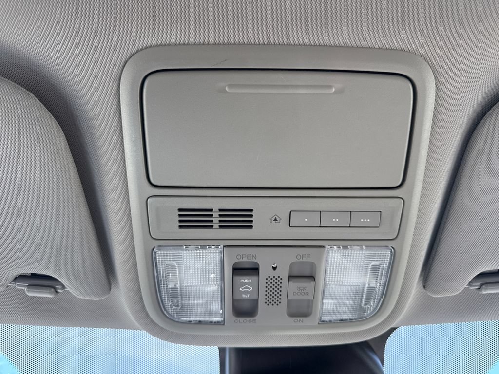 Used 2014 Honda Odyssey Touring Elite image 27