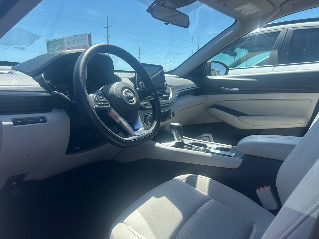 Used 2025 Nissan Altima 2.5 SV FWD image 10