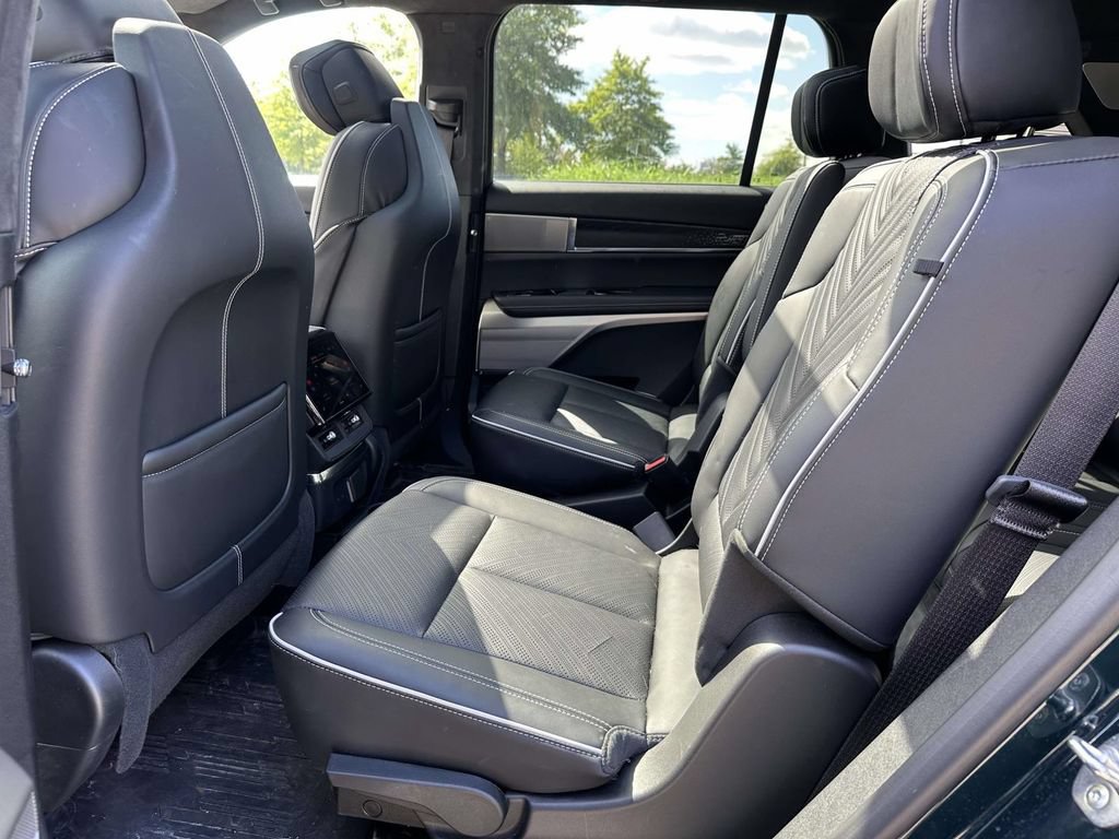 Certified 2026 Cadillac Vistiq Platinum w/ LPO, Floor Liner Package AWD/4WD image 10