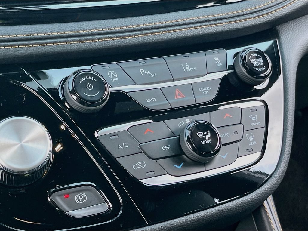 New 2027 Chrysler Pacifica Pinnacle w/ Theater Group FWD image 14