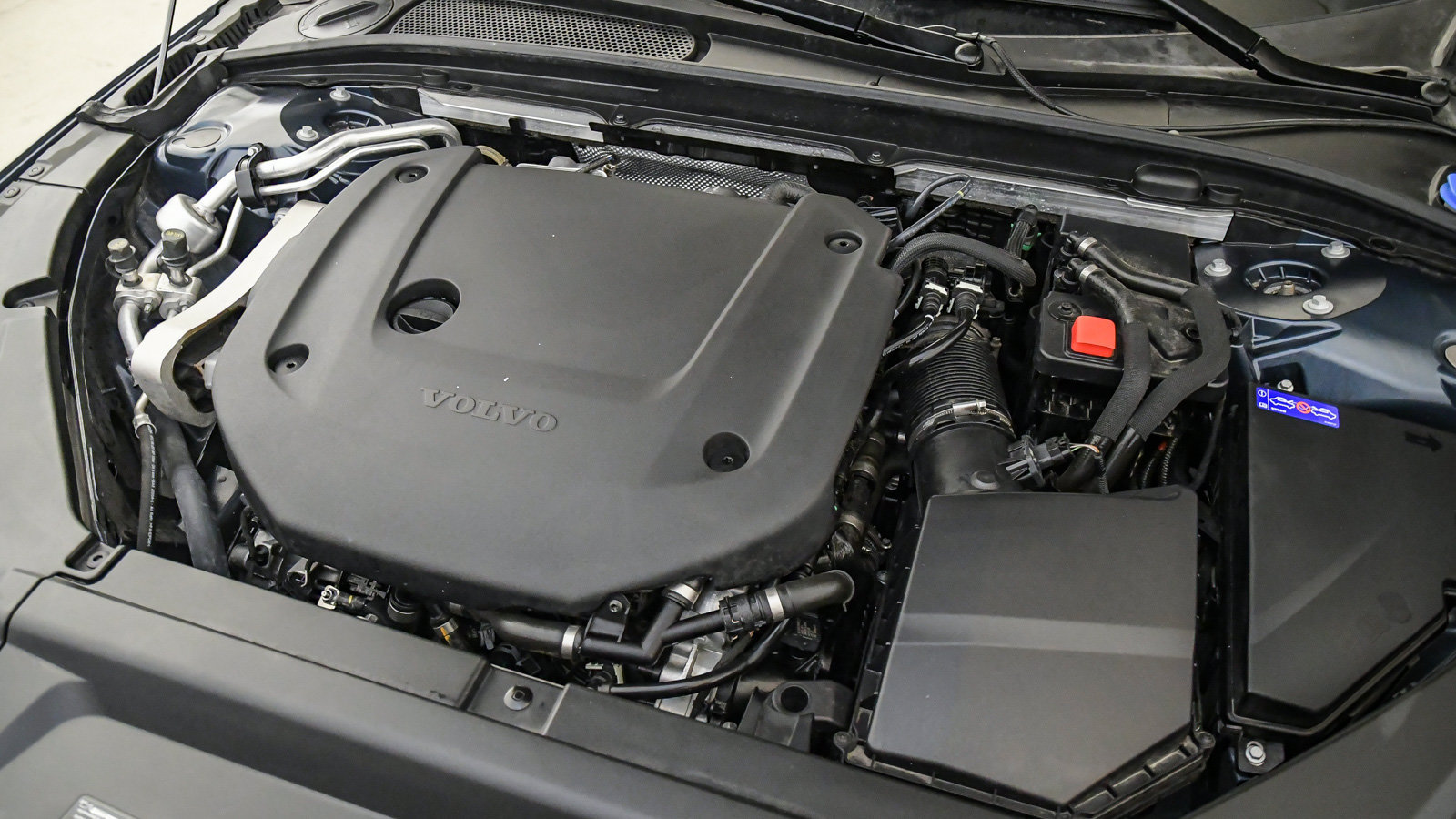 Certified 2025 Volvo V90 B6 Cross Country Plus AWD/4WD image 28