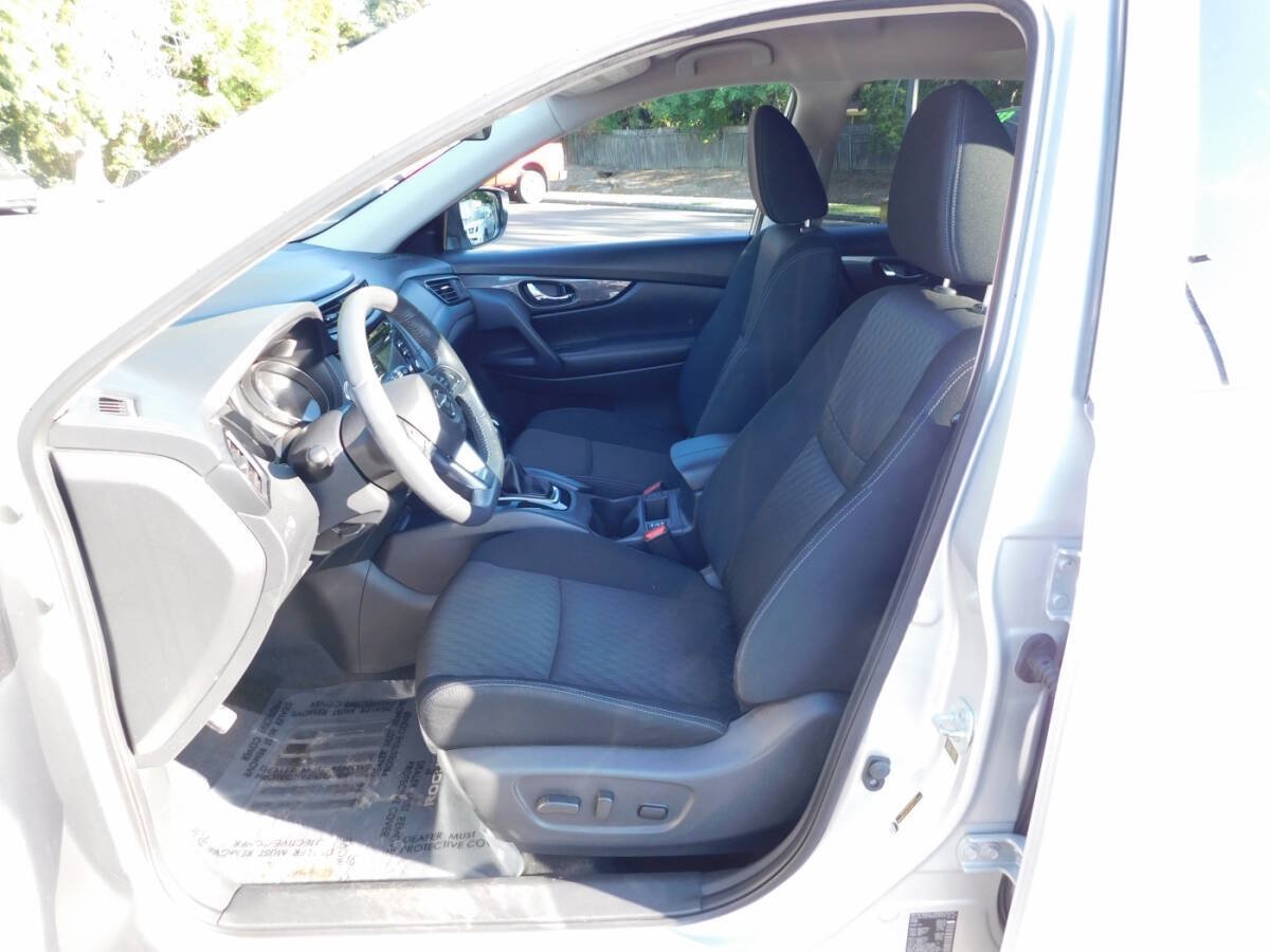 Used 2017 Nissan Rogue SV AWD/4WD image 6