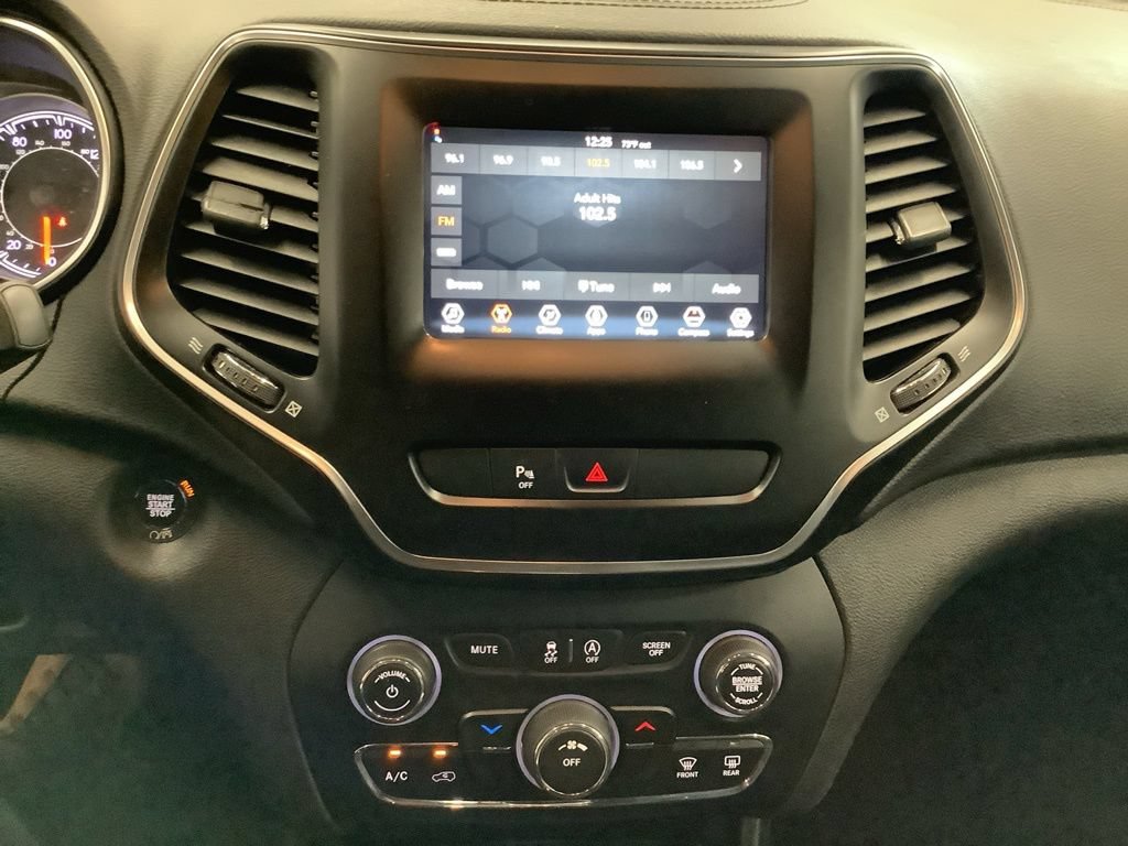Used 2019 Jeep Cherokee Latitude Plus AWD/4WD image 9