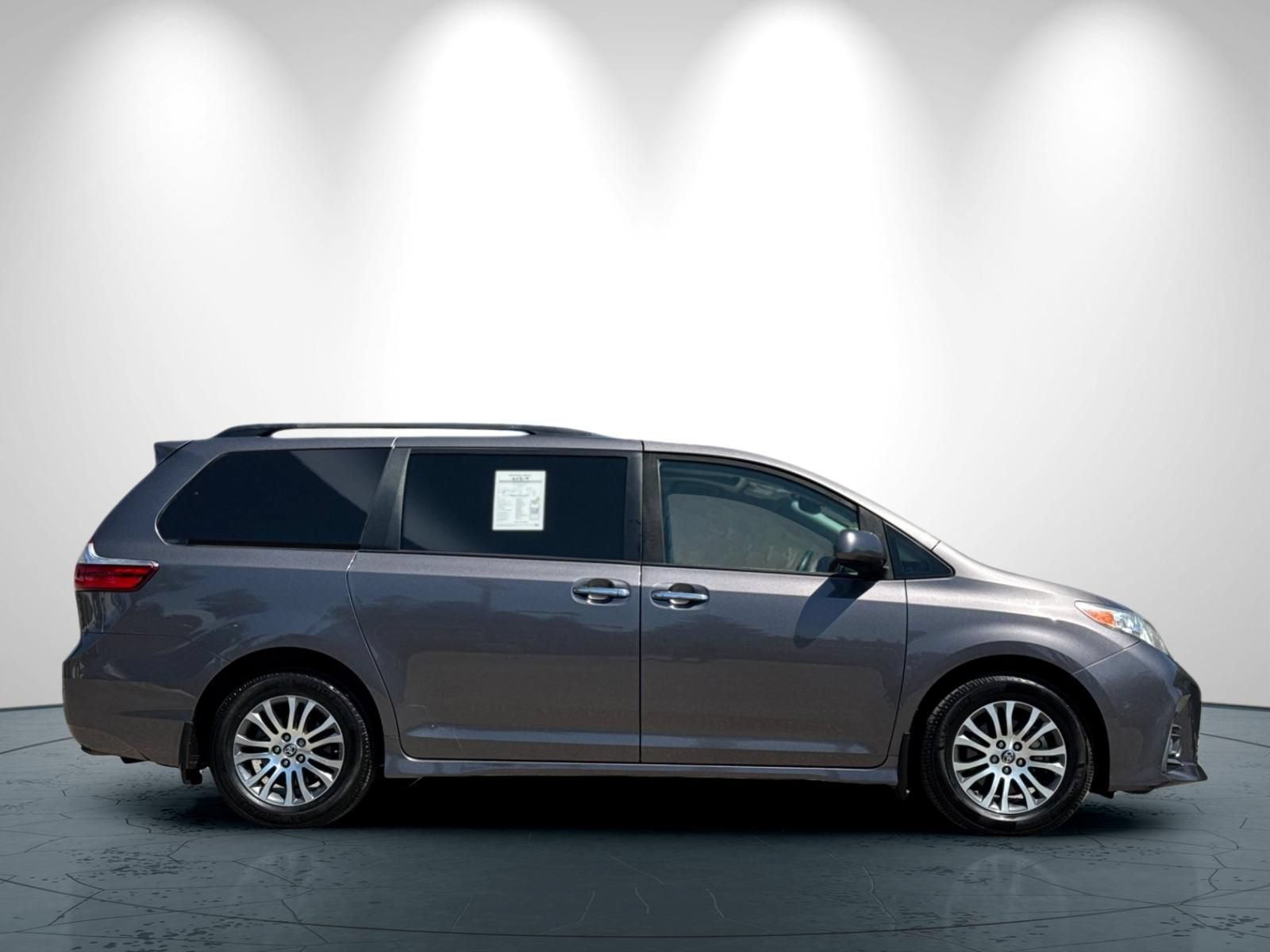 Used 2020 Toyota Sienna XLE w/ XLE Navigation Package FWD image 3