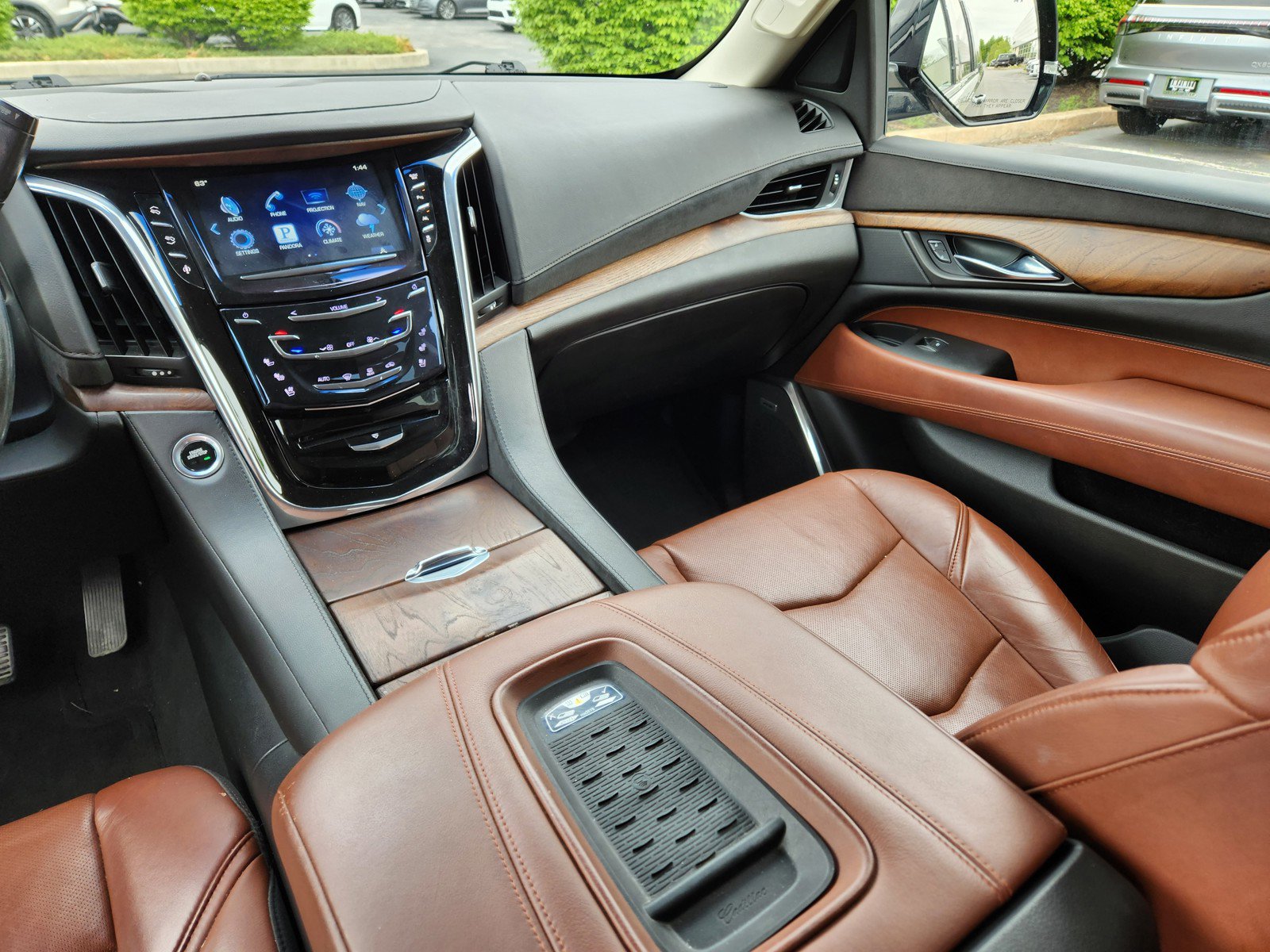 Used 2016 Cadillac Escalade ESV Luxury AWD/4WD image 13