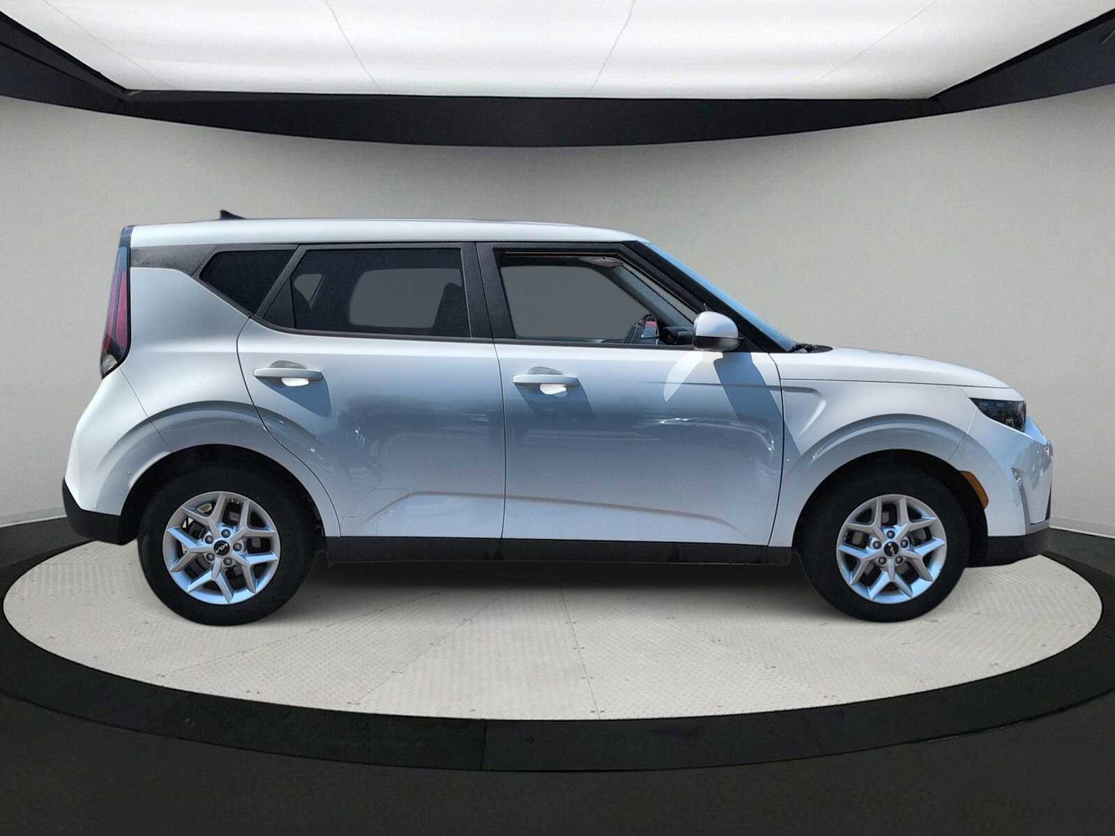 Used 2025 Kia Soul LX w/ LX Technology Package FWD image 9