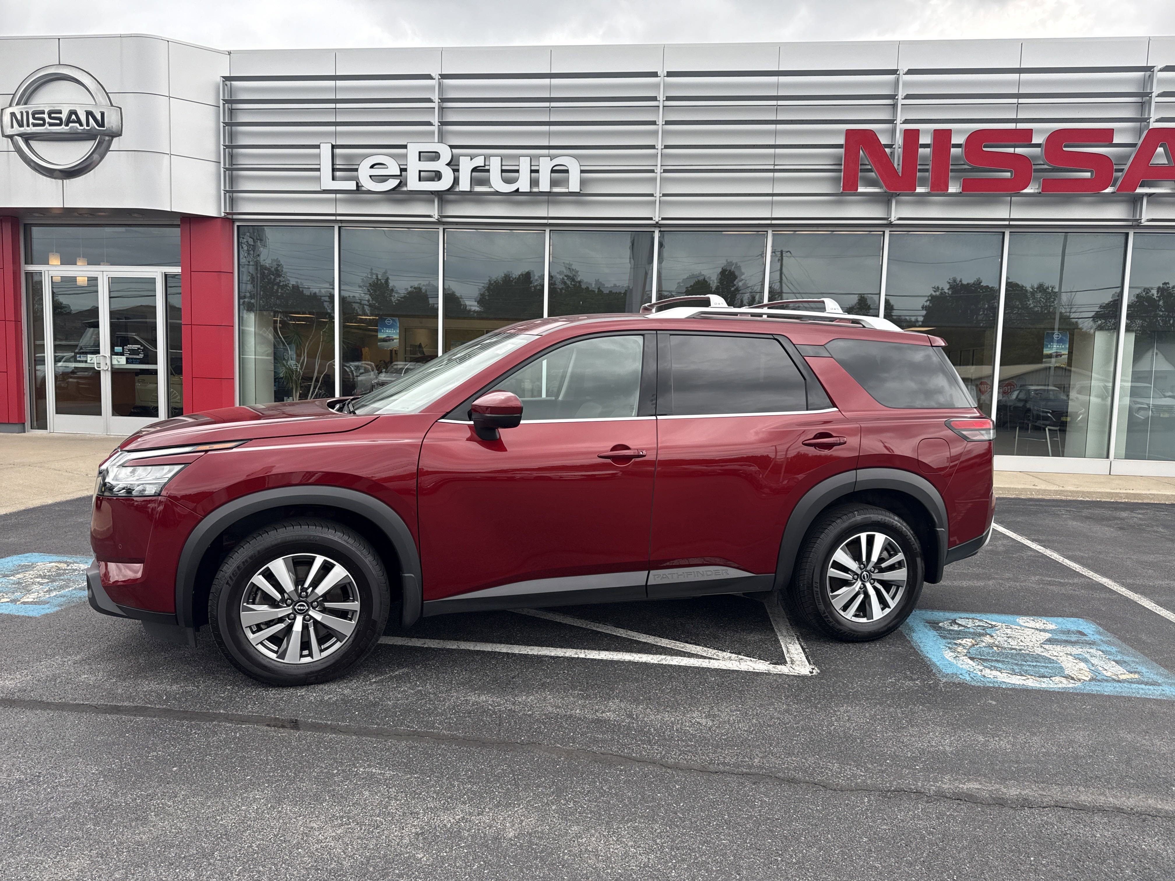 Used 2022 Nissan Pathfinder SL image 2