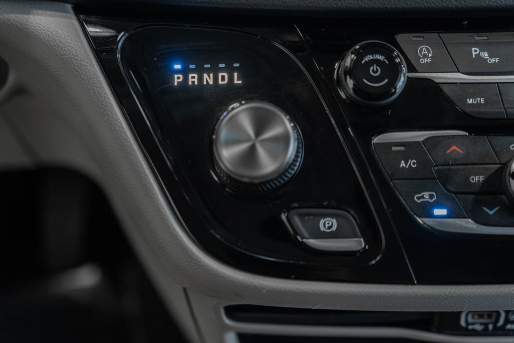 Certified 2024 Chrysler Pacifica Touring-L image 28