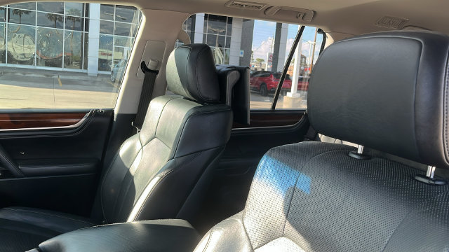 Used 2017 Lexus LX 570 4WD w/ Luxury Package image 16
