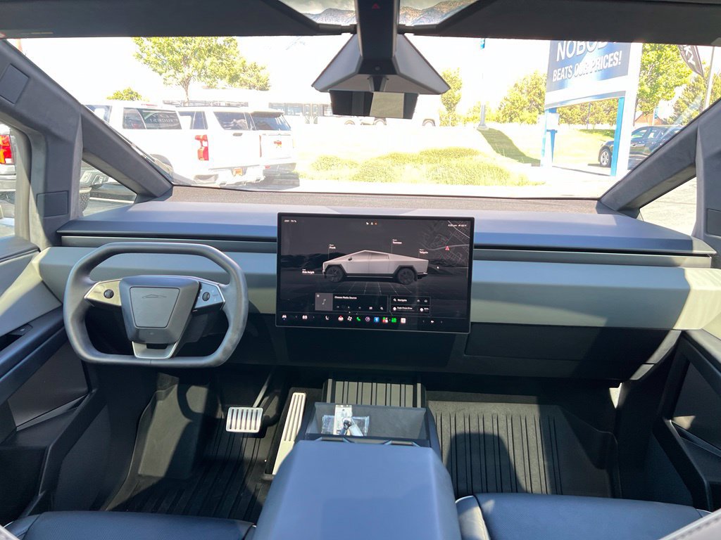 Used 2024 Tesla Cybertruck AWD Crew Cab image 21