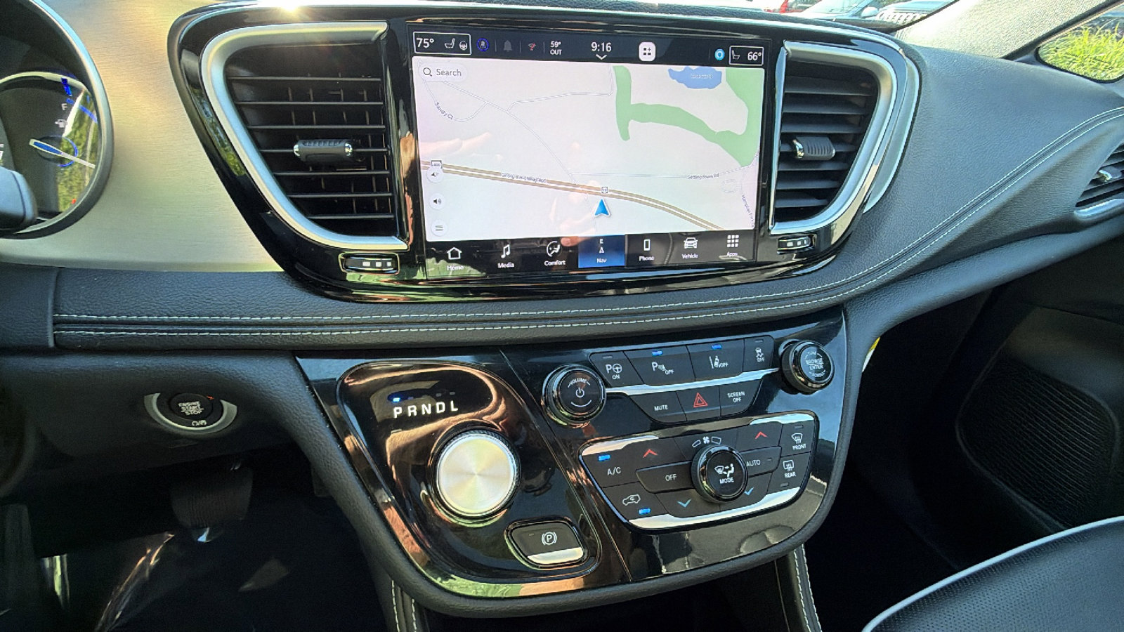 Used 2024 Chrysler Pacifica Premium FWD image 29